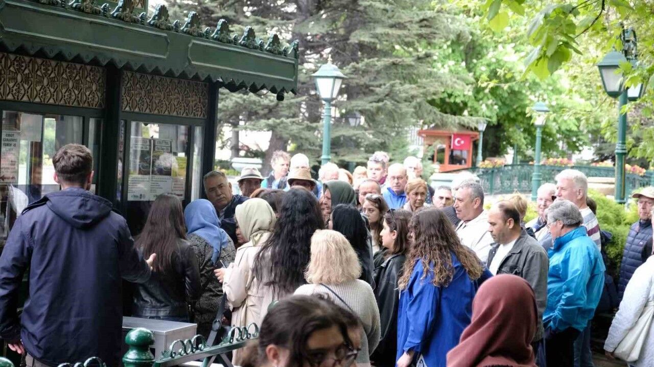 Yağmurlu ve rüzgarlı havaya rağmen gondol sırası oluşturdular