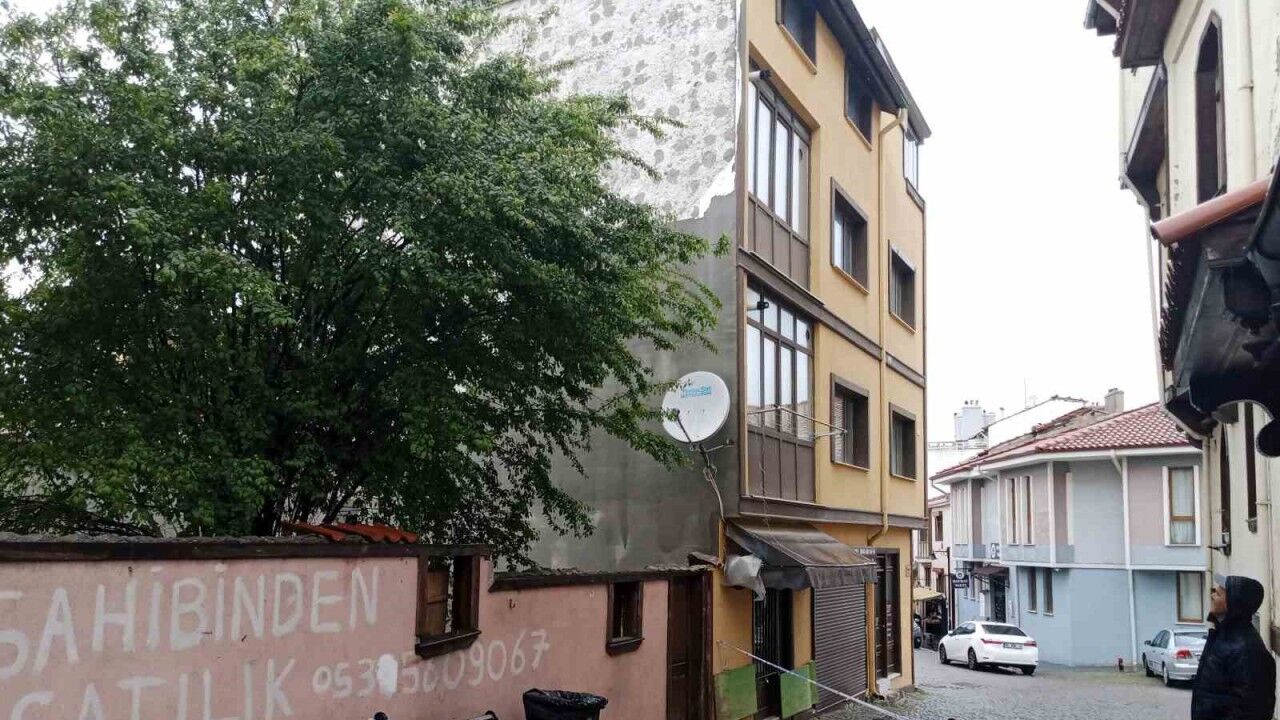 Kuvvetli rüzgar ve fırtına binanın straforlarını uçurdu