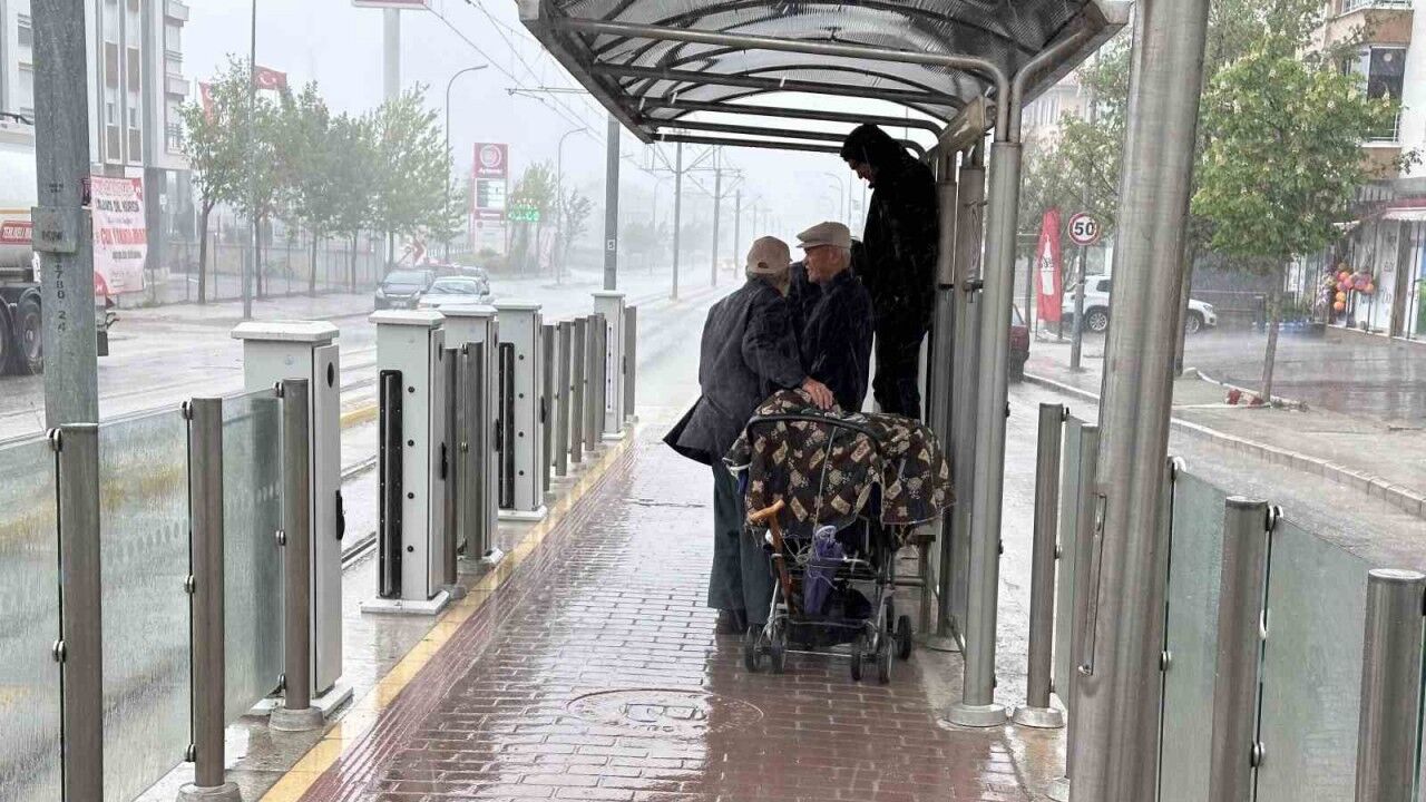 Yağmura hazırlıksız yakalanan vatandaşlar korunacak yer aradı