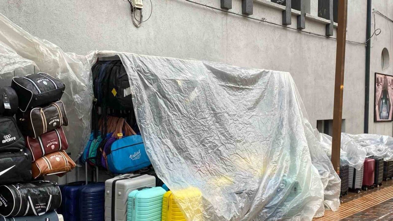 Yağan yağmura esnaftan brandalı çözüm