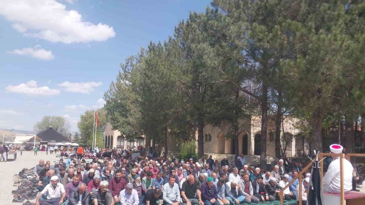 Yunus Emre’nin kabri başında eller ‘yağmur’ diye duaya açıldı