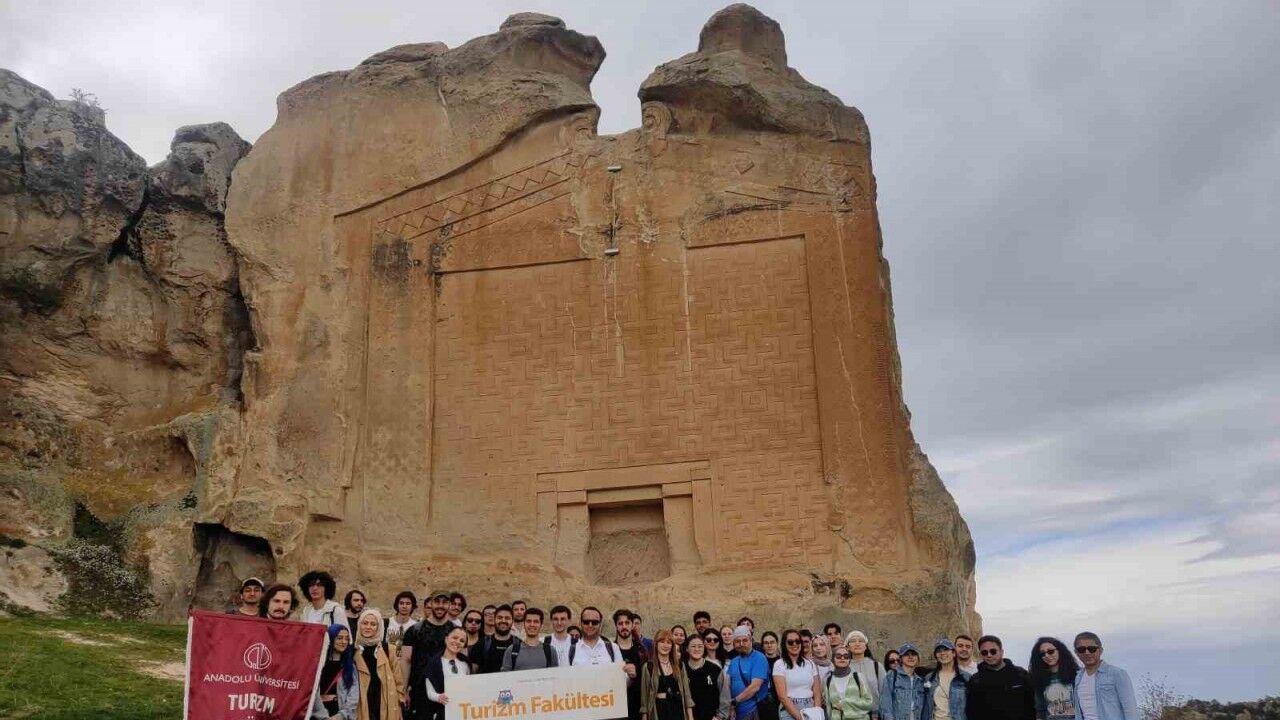 Üniversiteli ve liseli öğrenciler Turizm Haftası’nı Yazılıkaya’da kutladı