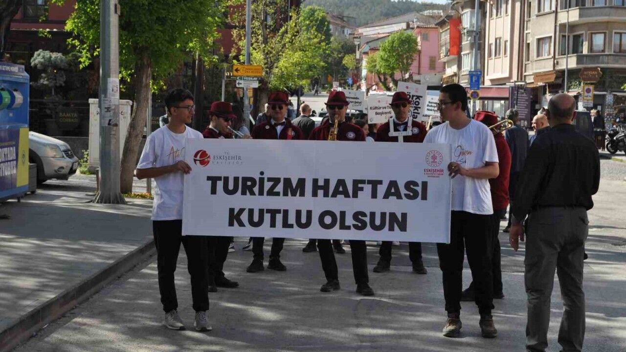 Turizm Haftası için liseli öğrencilerle yürüyüş düzenlendi