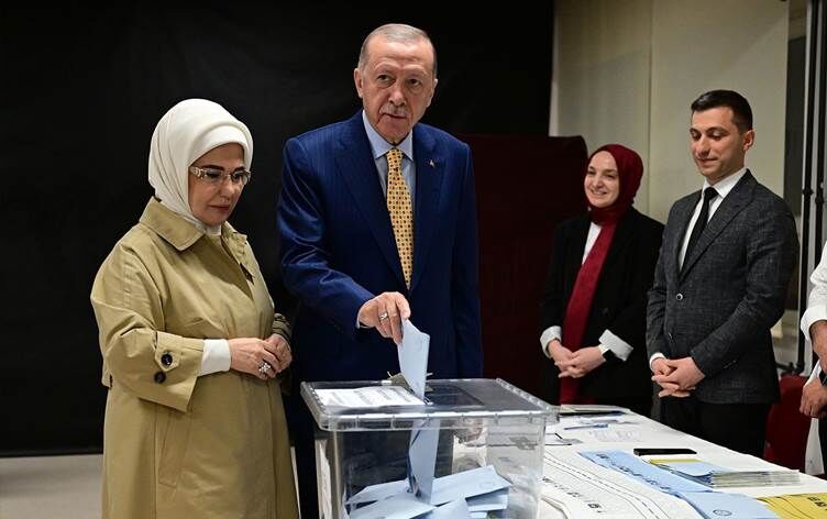 Cumhurbaşkanı Recep Tayyip Erdoğan, oyunu Üsküdar’da kullandı