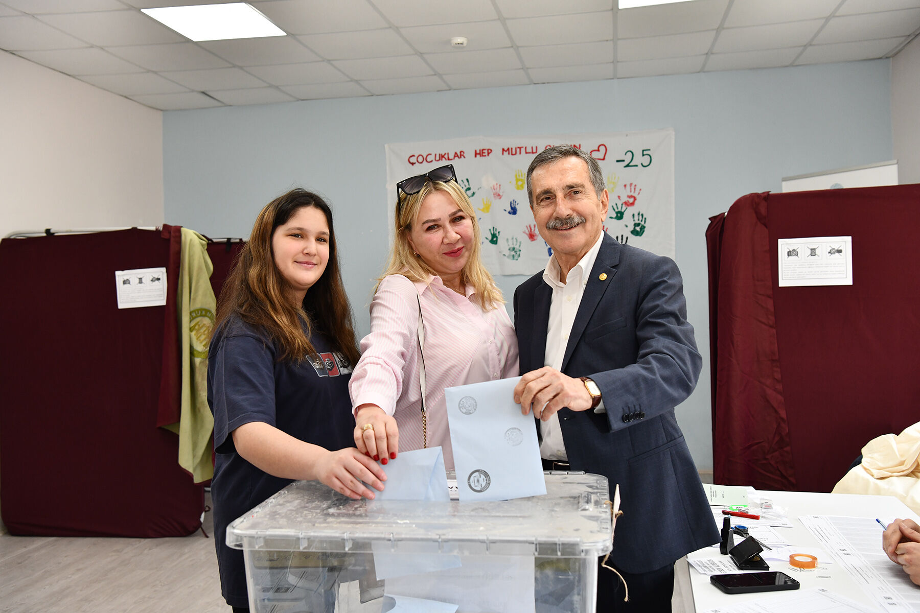 Başkan Ataç eşi ve kızıyla oyunu kullandı