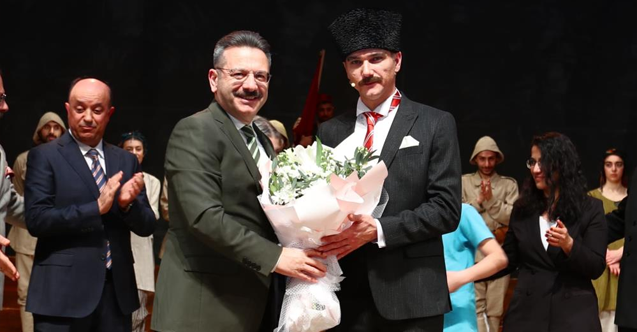 Vali Aksoy, “Cumhuriyete Doğru” adlı tiyatro oyununu büyük ilgi ile izledi