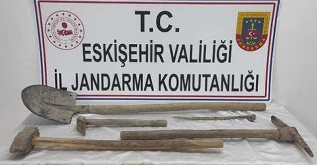 Evinin bahçesinde kaçak kazı yapan şahıs yakalandı