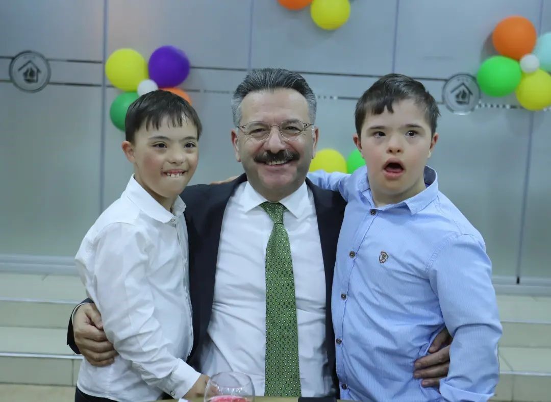 Vali Hüseyin Aksoy Down sendromlu çocuklar ve aileleriyle bir araya geldi