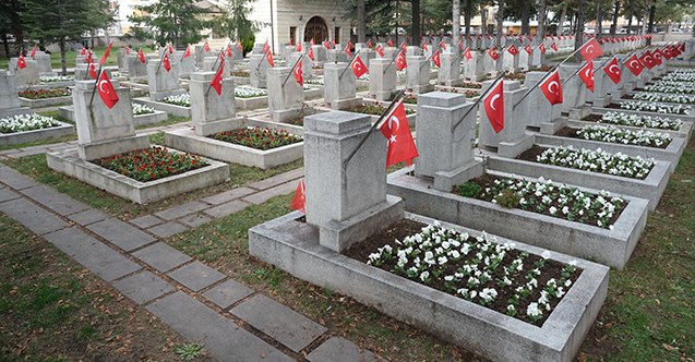 Şehitlerimizin kabirleri çiçeklerle donatılıyor