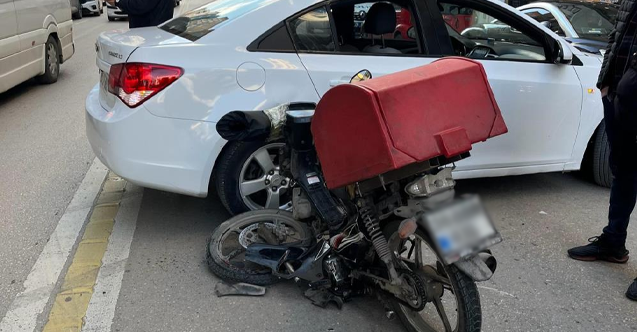 Motosiklet otomobile çarptı, ikiye bölündü