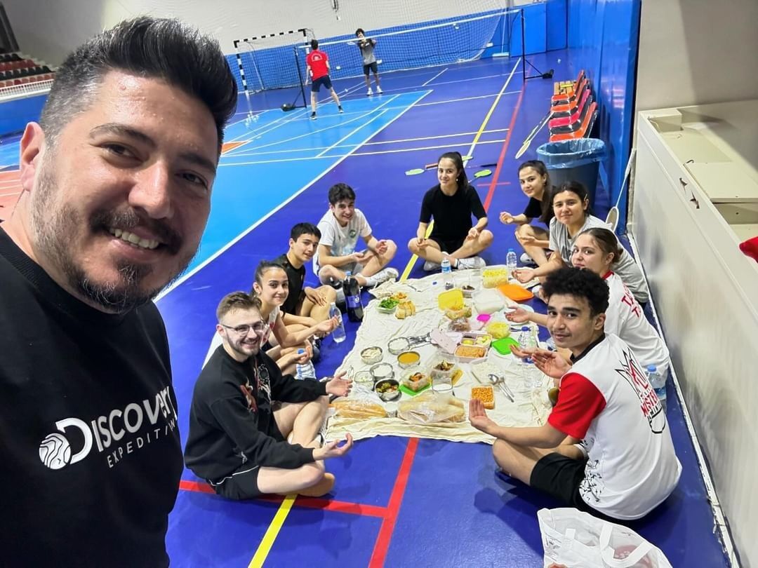'Altın Jenerasyon' spor salonunda iftar yaptı