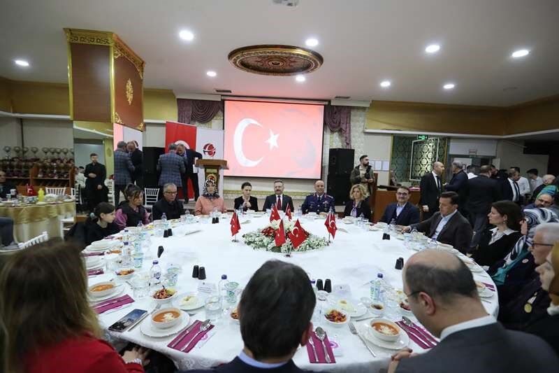 Eskişehir Valisi ve eşi iftar yemeği düzenledi
