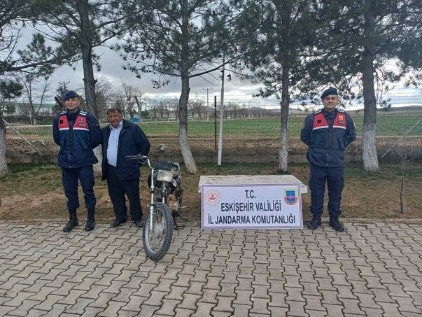 Beylikova'da çalınıp Çifteler'de satılan motosiklet sahibine teslim edildi