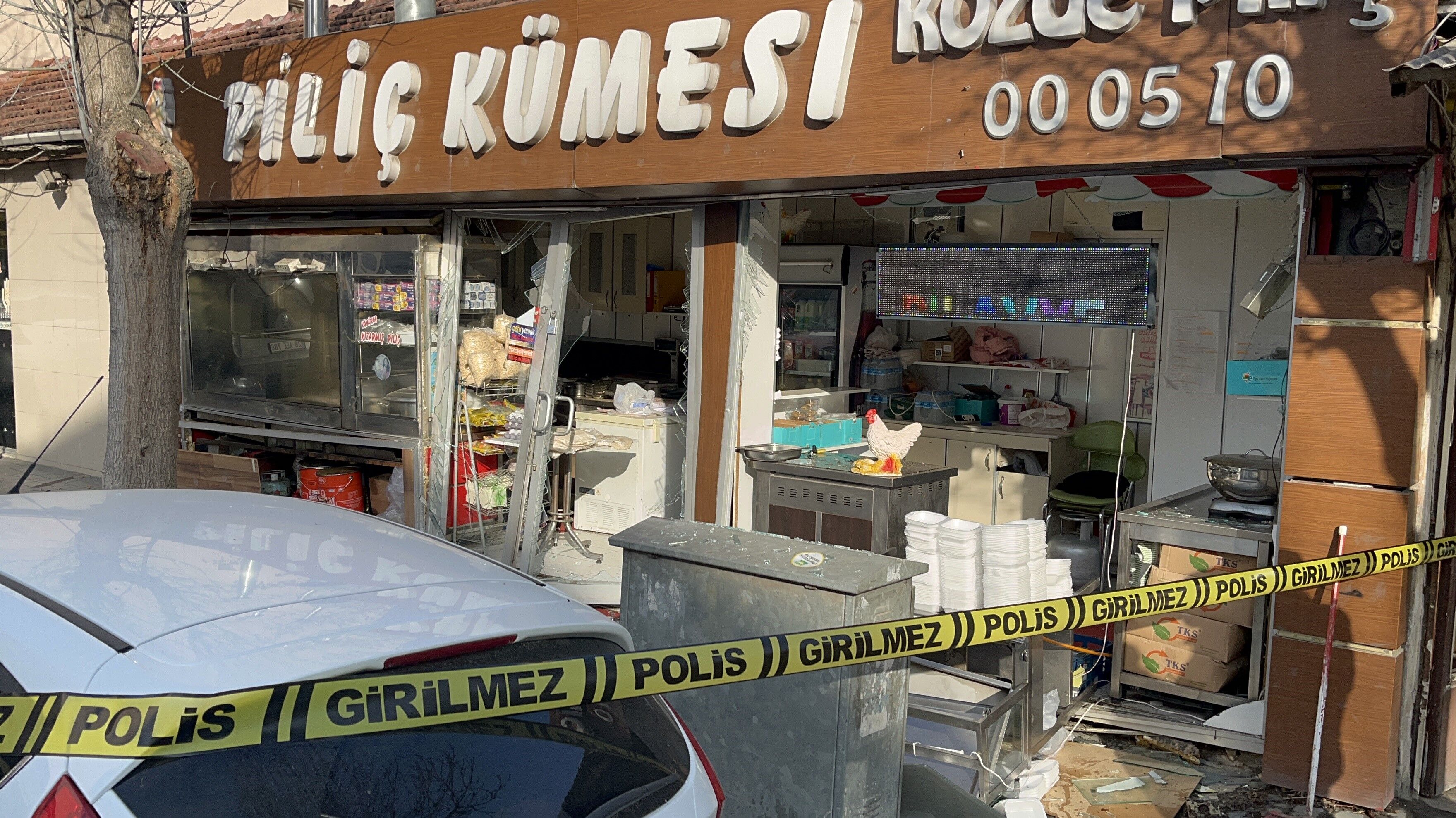 Tavuk ürünleri satan işyerinde patlama oldu