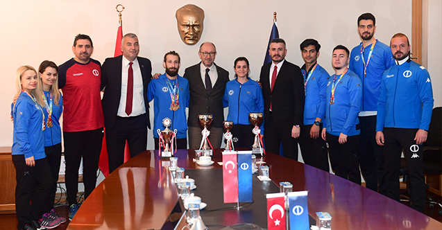 Fuat Erdal madalya ve kupalarla dönen öğrencilerle buluştu