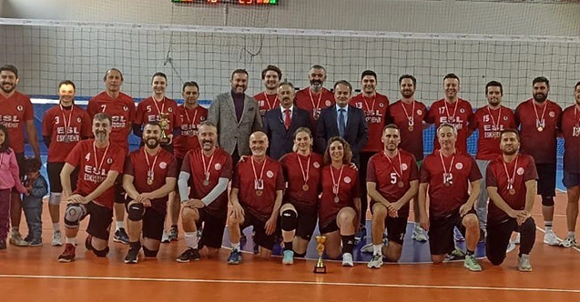 Öğretmenler yarıştı kupalarını aldı