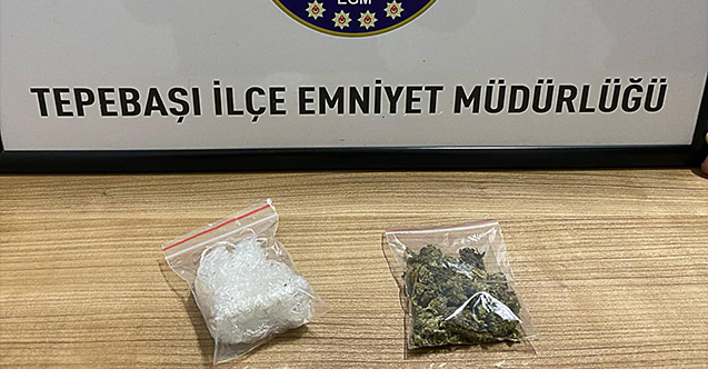 Şüphe üzerine durdurulan şahısların üzerinden uyuşturucu çıktı
