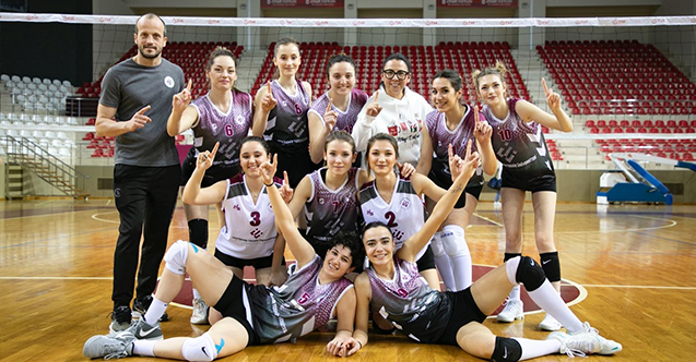 Üniversiteli voleybolcular başarılarını devam ettiriyor