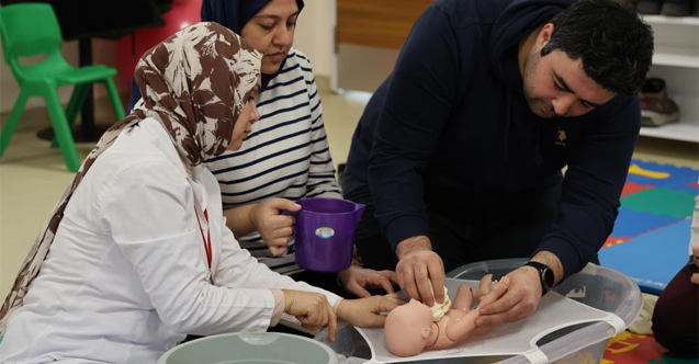 Anne ve baba adayları doğum öncesi ve sonrası için eğitim alıyor