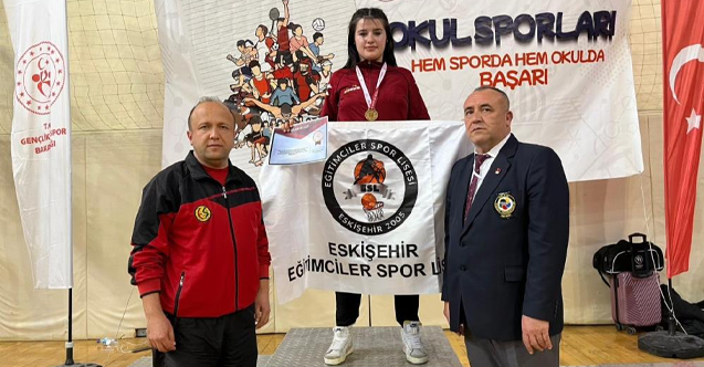 Eskişehirli sporcular dereceler ile kente döndüler