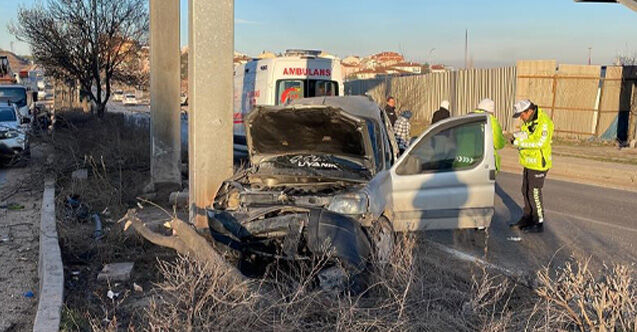 Eskişehir'de bir araç üst geçidin ayağına çarptı: 2 yaralı