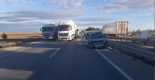 Kamyonet tankere çarpmasıyla kanlı kaza oluştu