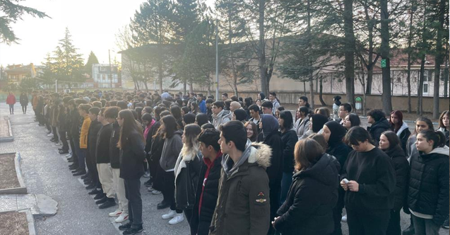 Öğrenciler ve öğretmenler 6 Şubat’ı saygı duruşuyla andı