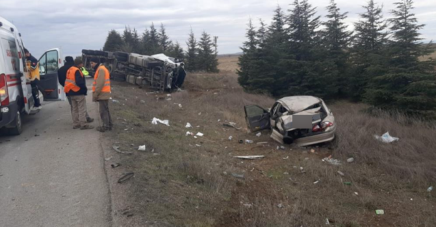 Seyir halindeki otomobile arkadan tır çarptı