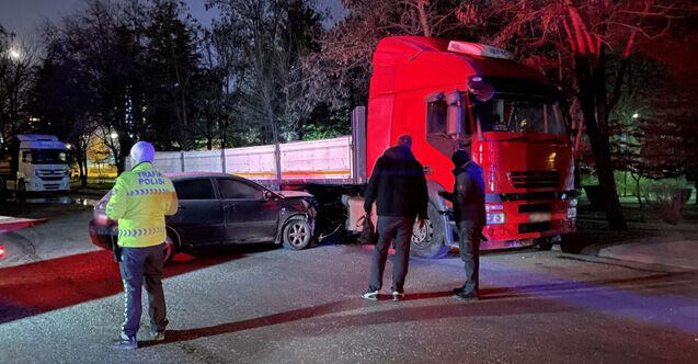 Polisten kaçan alkollü sürücü tıra çarptı!