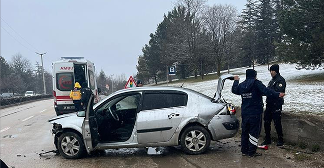 Yol bozukluğundan dolayı otomobil kontrolden çıktı