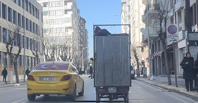 Sokaktan topladığı kartonlar ile trafiği tehlikeye soktu