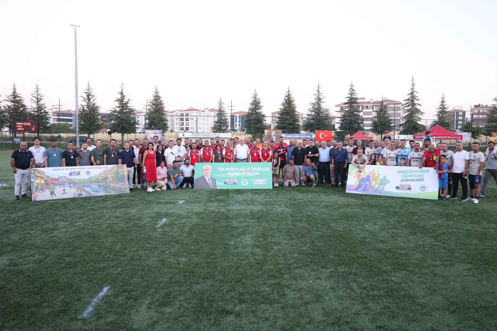 Dostluk kazandı, kupayı Başkan Kazım Kurt verdi (15) Dostluk kazandı, kupayı Başkan Kazım Kurt verdi (15)