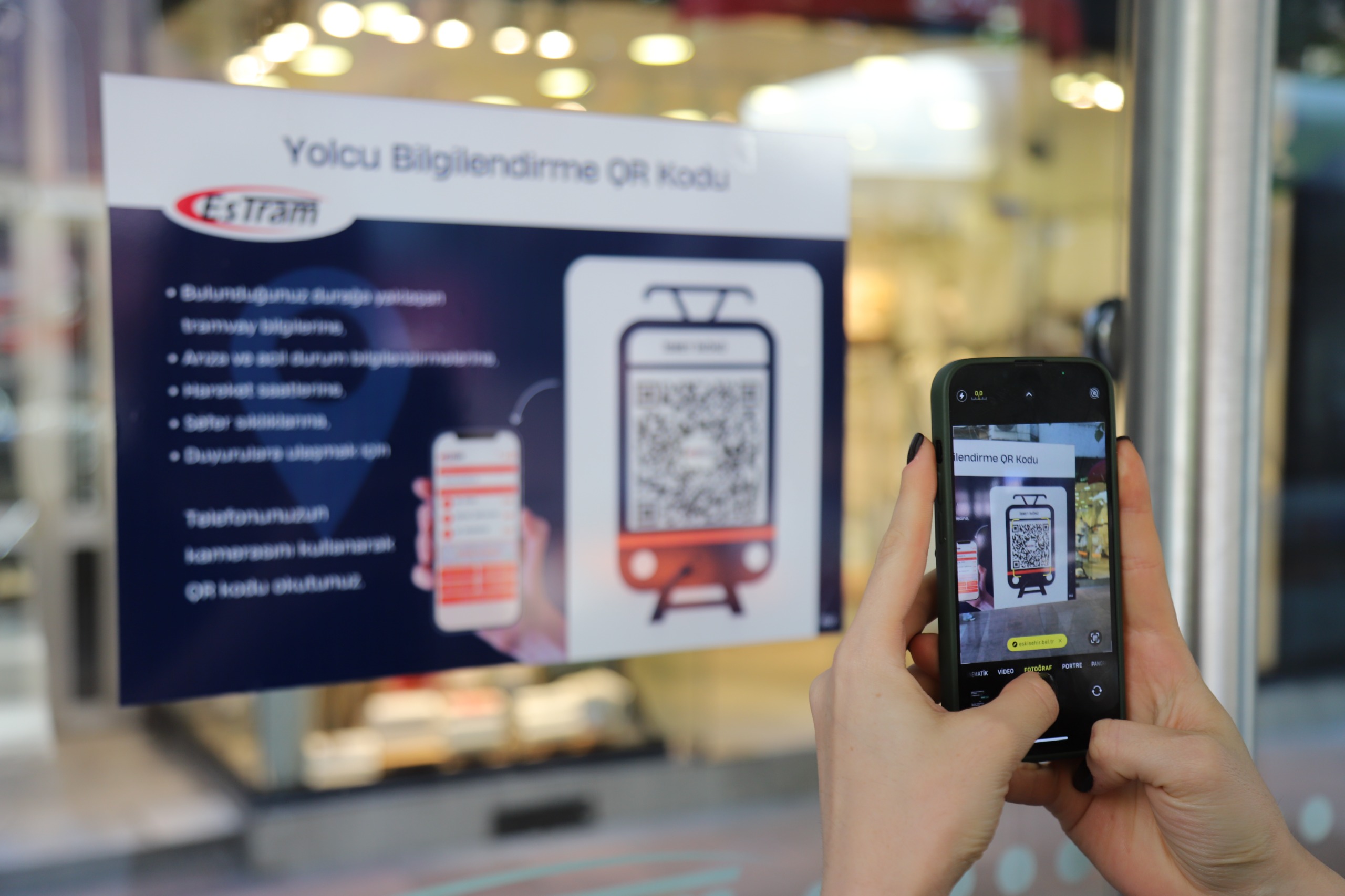 TRAMVAY DURAKLARINDA QR KOD DÖNEMİ BAŞLADI (1) TRAMVAY DURAKLARINDA QR KOD DÖNEMİ BAŞLADI (1)