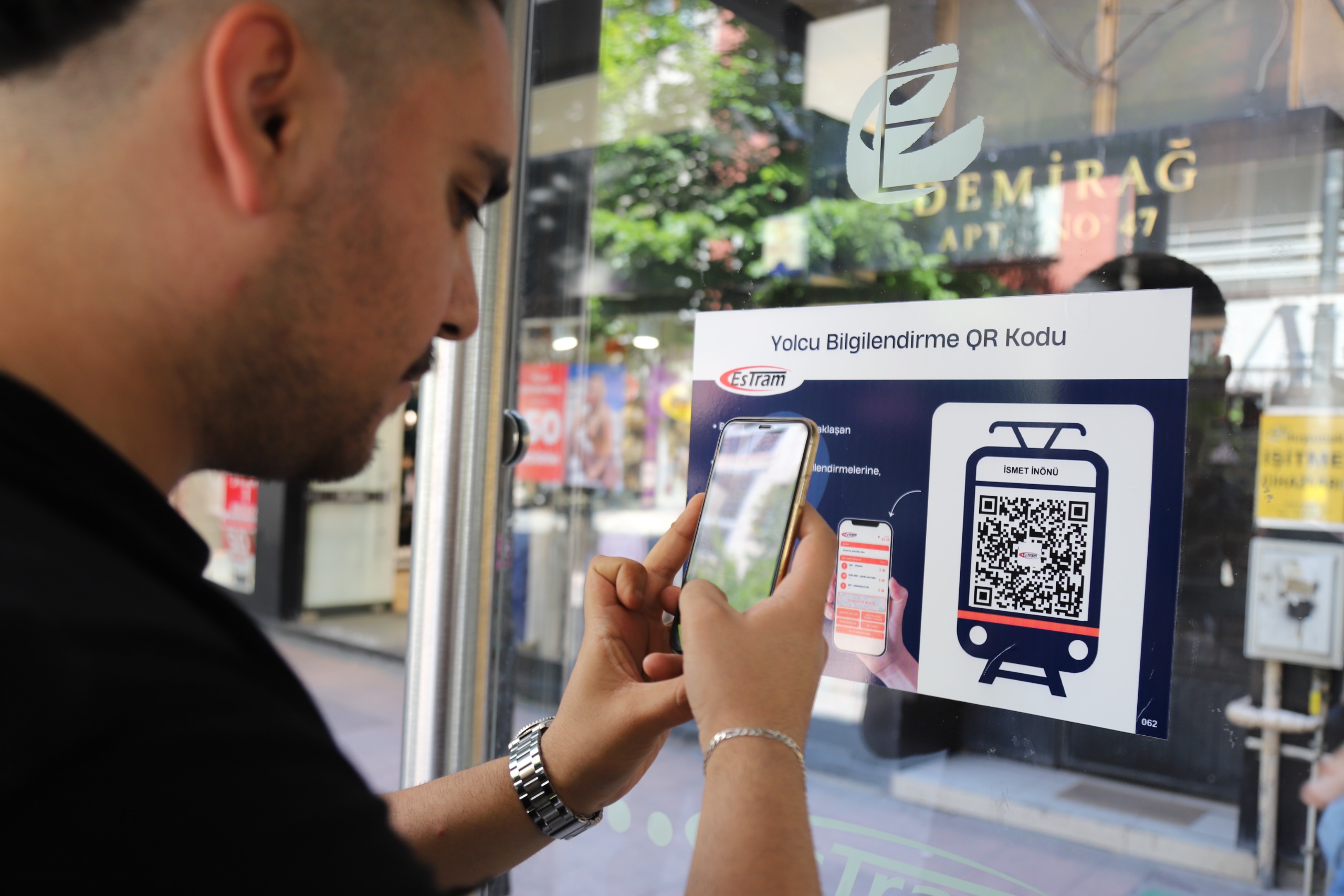 TRAMVAY DURAKLARINDA QR KOD DÖNEMİ BAŞLADI (4) TRAMVAY DURAKLARINDA QR KOD DÖNEMİ BAŞLADI (4)