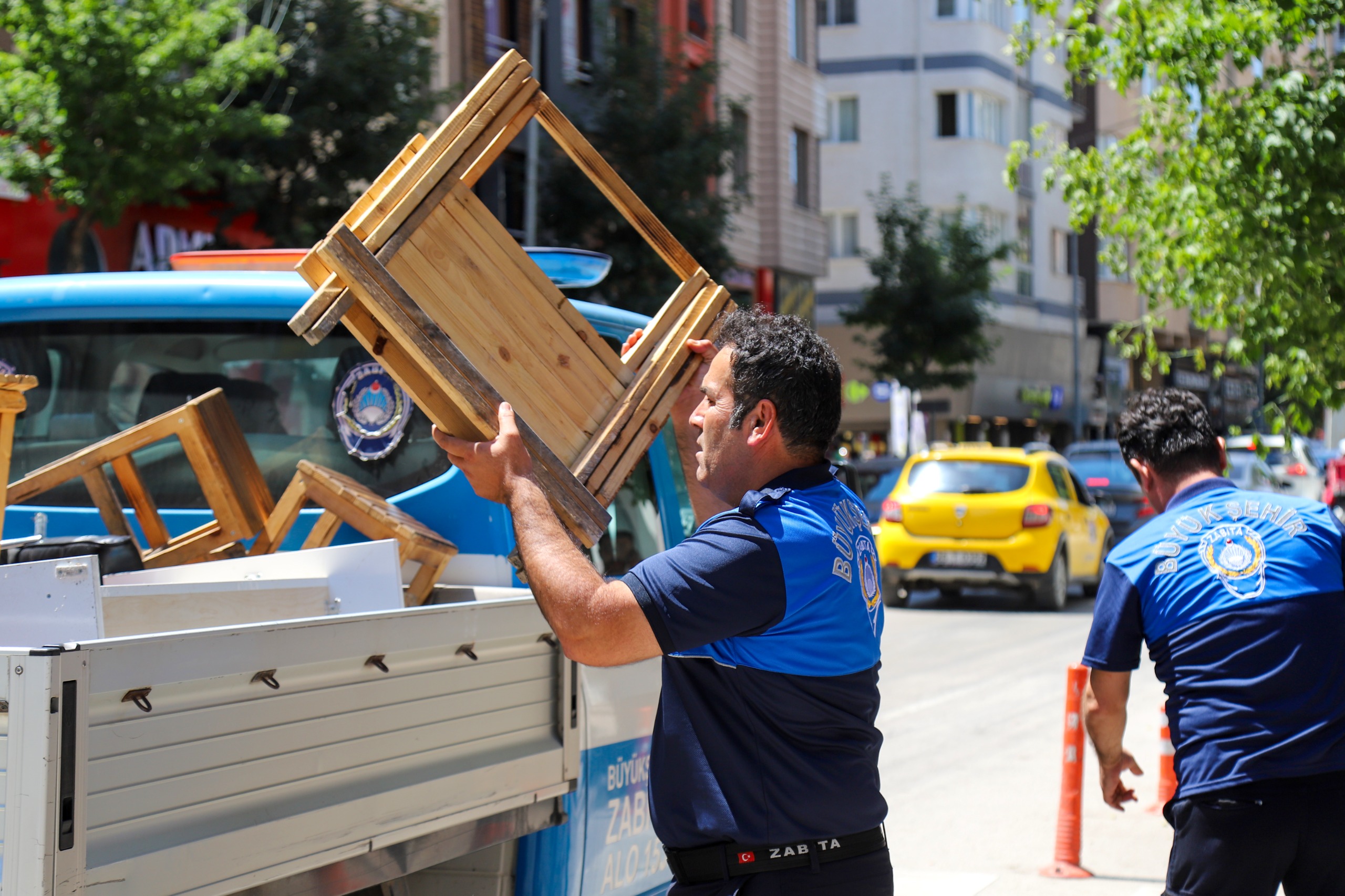 ZABITA EKİPLERİ DENETİMLERİNİ ARALIKSIZ SÜRÜYOR (1) ZABITA EKİPLERİ DENETİMLERİNİ ARALIKSIZ SÜRÜYOR (1)