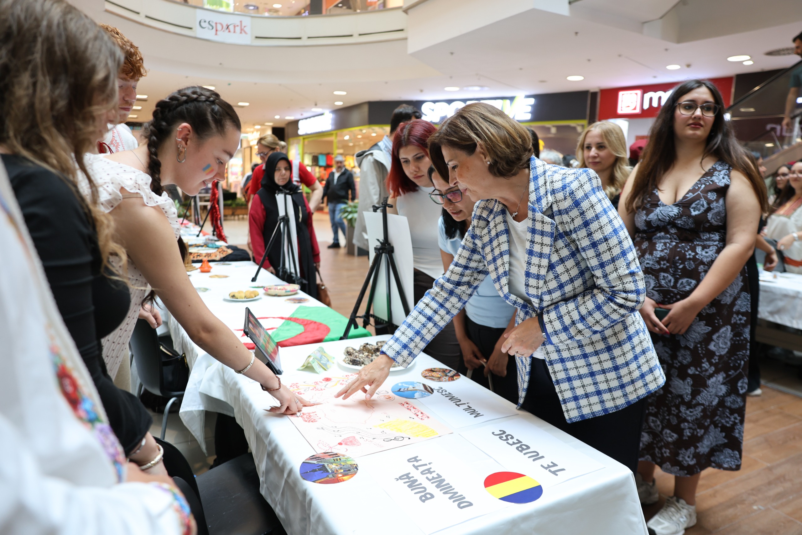 ÜNLÜCE VE ATAÇ KÜLTÜR PANAYIRI’NDA GENÇLERLE BULUŞTU (4) ÜNLÜCE VE ATAÇ KÜLTÜR PANAYIRI’NDA GENÇLERLE BULUŞTU (4)