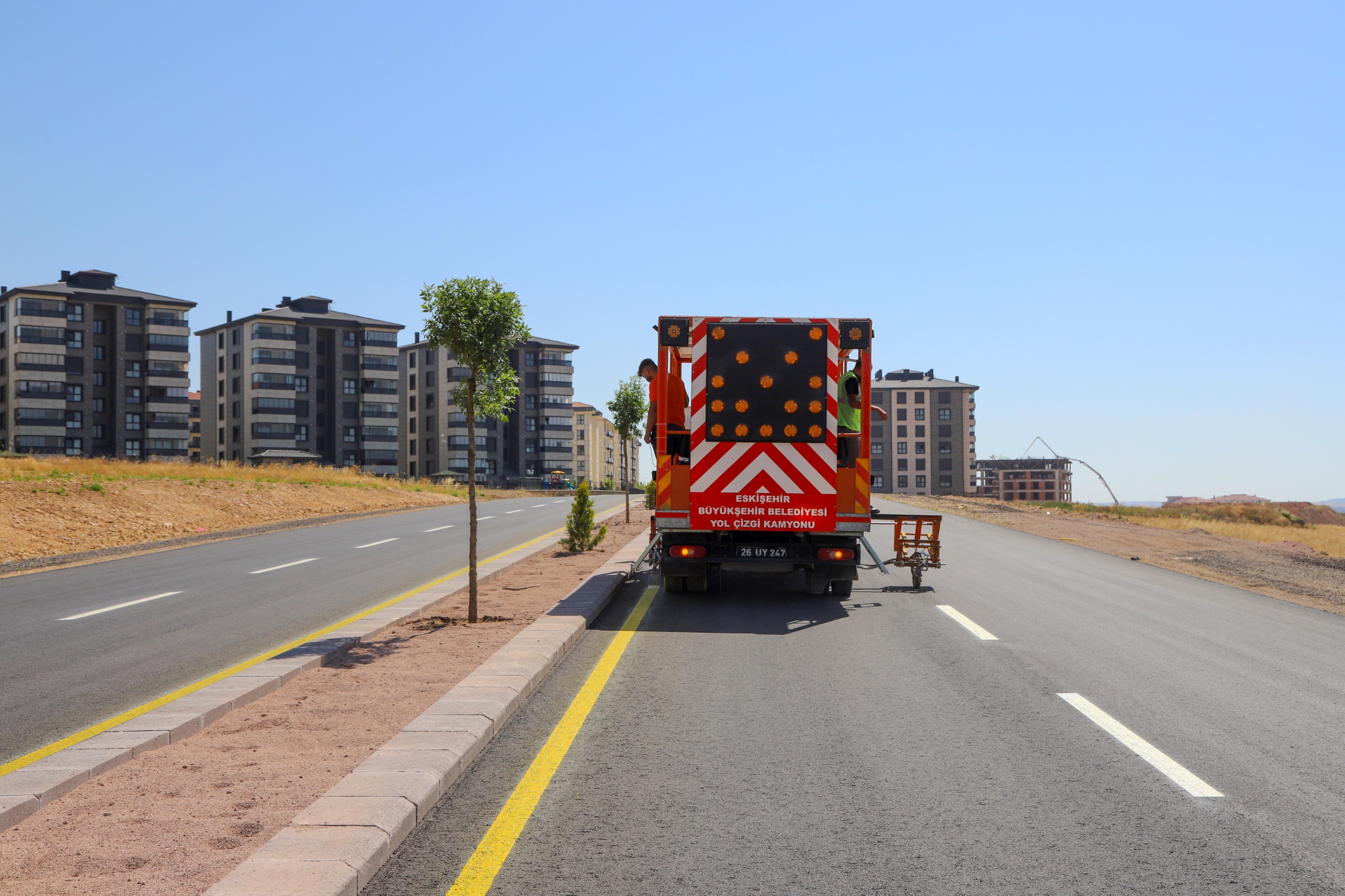 BAKIMI TAMAMLANAN YOLLAR ÇİZGİLERİYLE GÜVENLİ HALE GELİYOR (3) BAKIMI TAMAMLANAN YOLLAR ÇİZGİLERİYLE GÜVENLİ HALE GELİYOR (3)