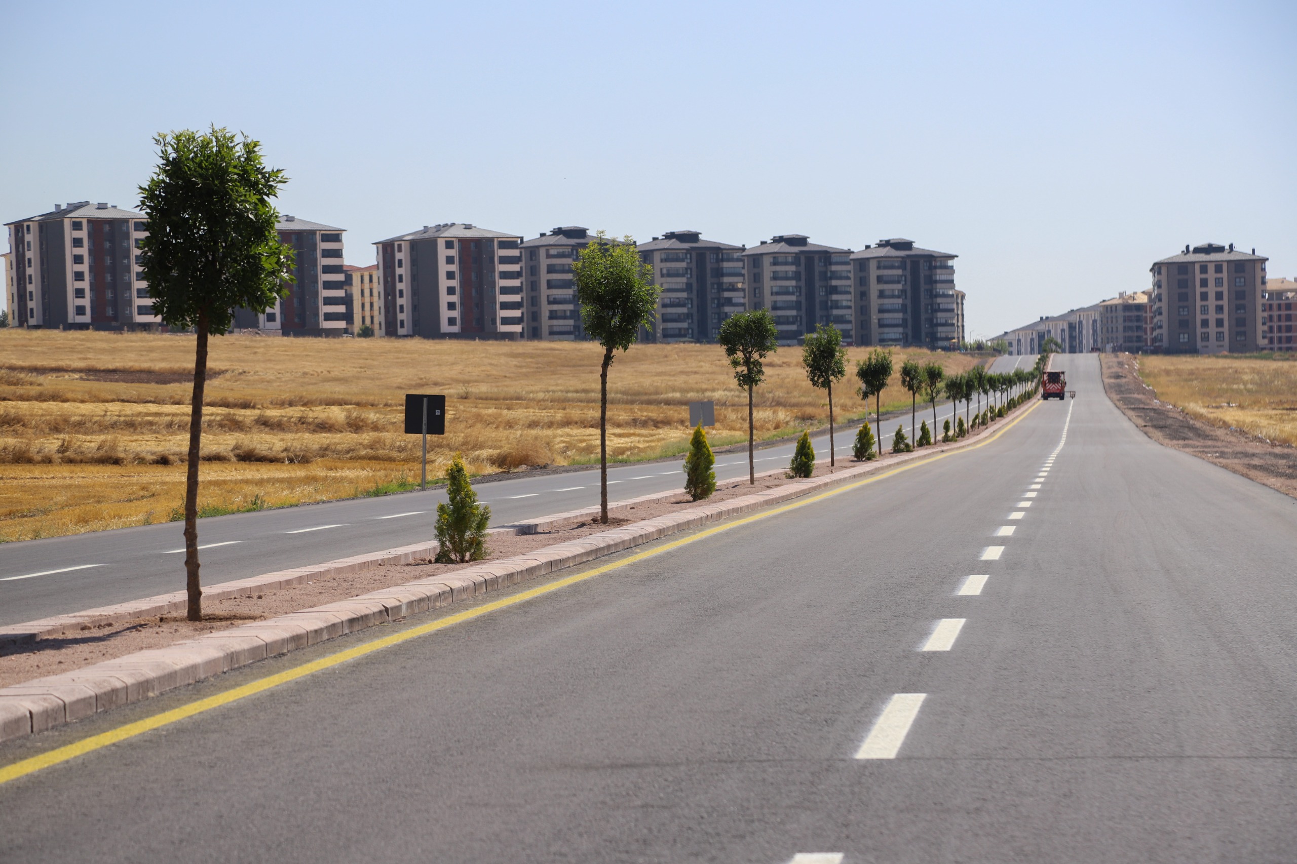 BAKIMI TAMAMLANAN YOLLAR ÇİZGİLERİYLE GÜVENLİ HALE GELİYOR (7) BAKIMI TAMAMLANAN YOLLAR ÇİZGİLERİYLE GÜVENLİ HALE GELİYOR (7)