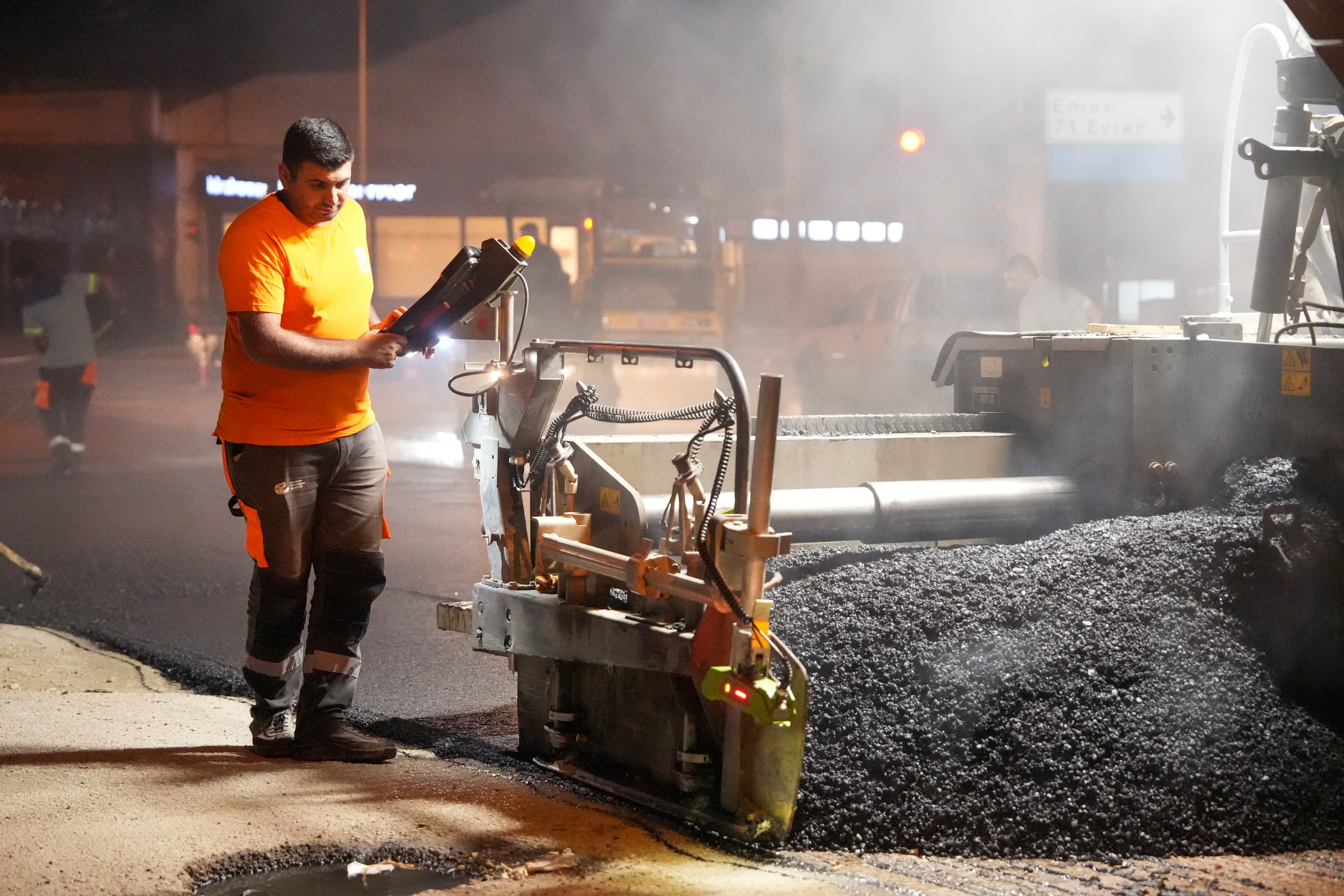 Eskişehir’de Gece Mesaisi O Cadde Yenileniyor (1) Eskişehir’de Gece Mesaisi O Cadde Yenileniyor (1)
