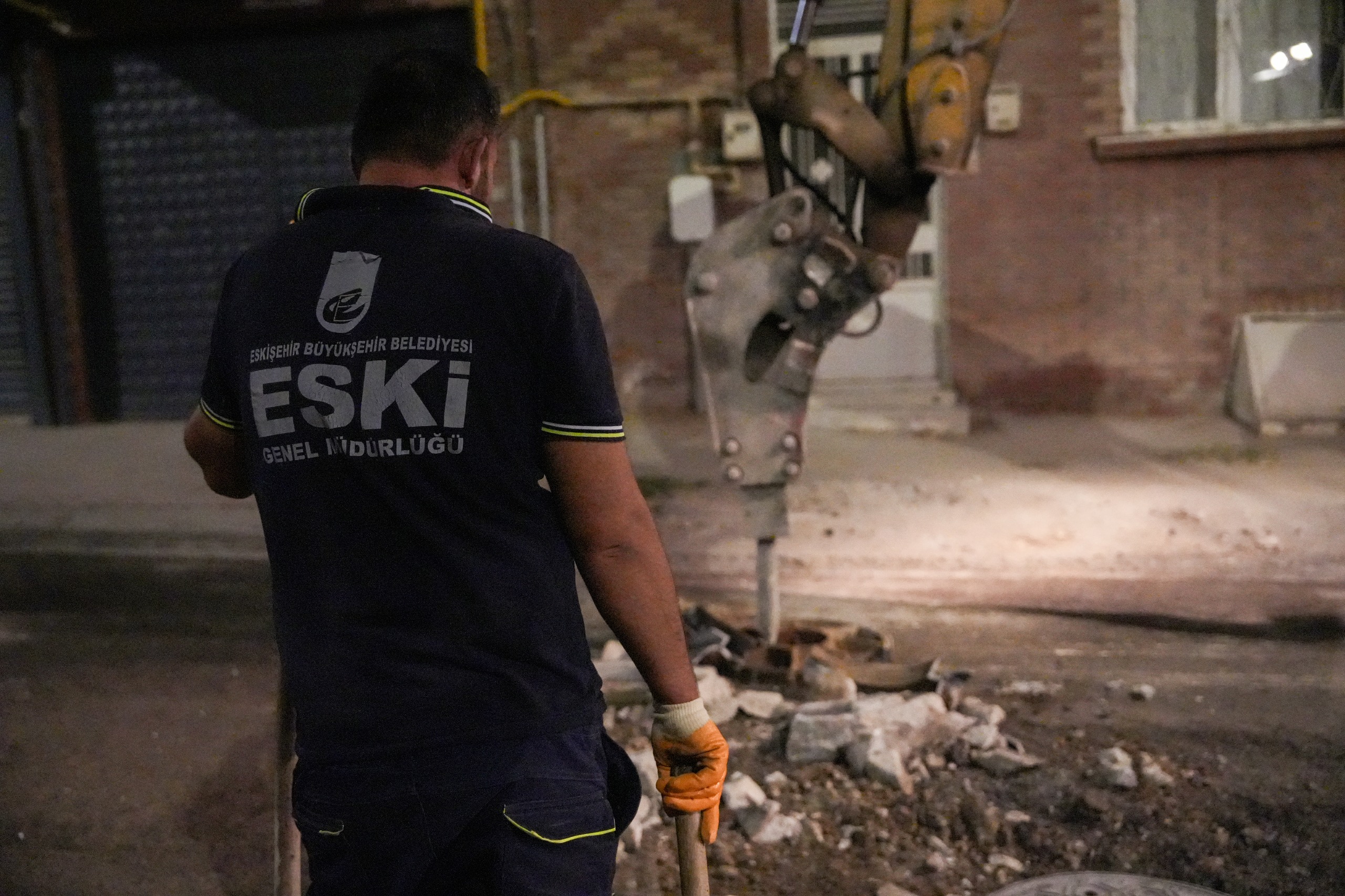 Eskişehir’de Gece Mesaisi O Cadde Yenileniyor (2) Eskişehir’de Gece Mesaisi O Cadde Yenileniyor (2)