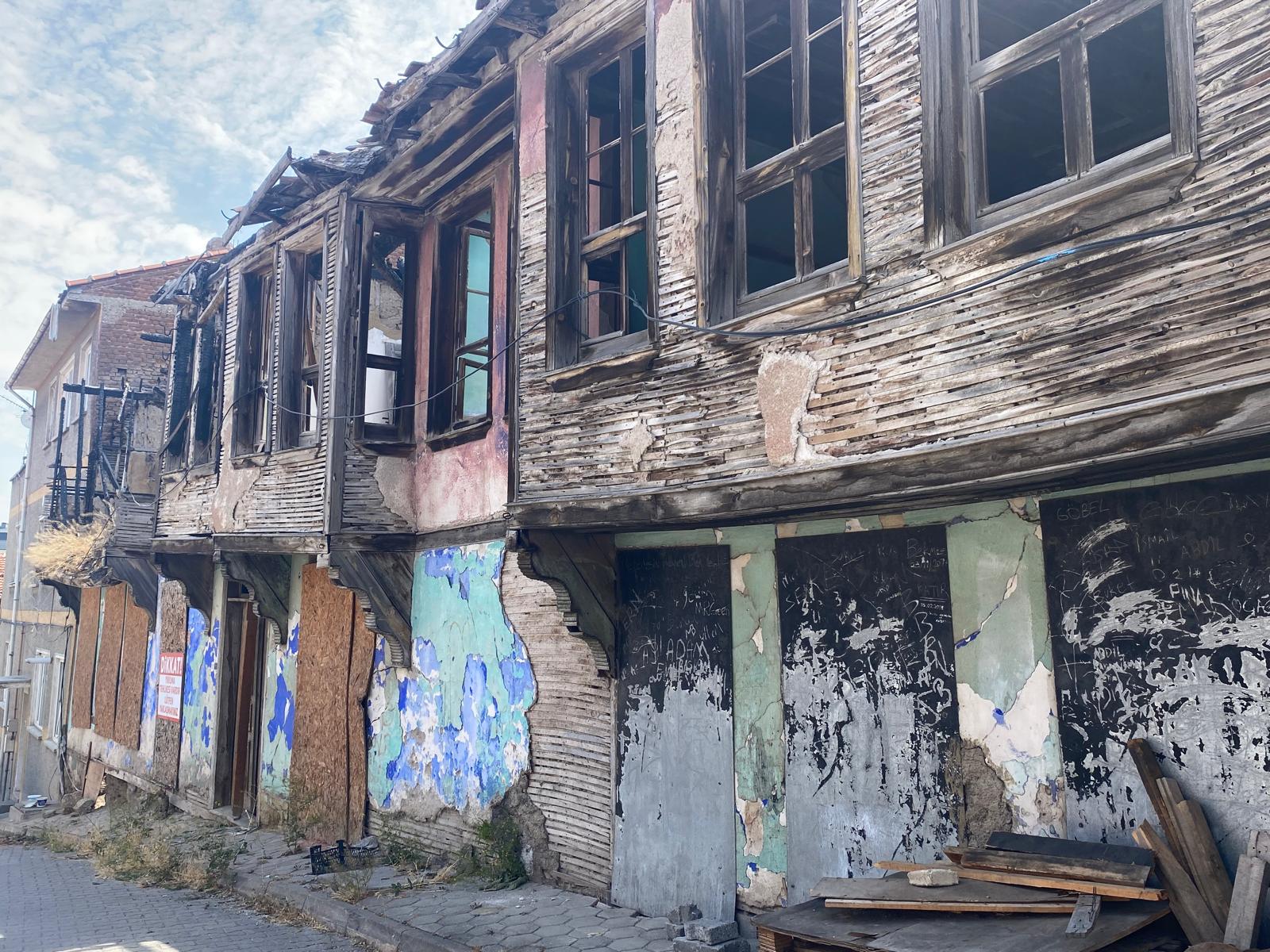 Odunpazarı’nda Kaderine Terk Edilen Tarihi Yapılar Tehlike Saçıyor Odunpazarı’nda Kaderine Terk Edilen Tarihi Yapılar Tehlike Saçıyor
