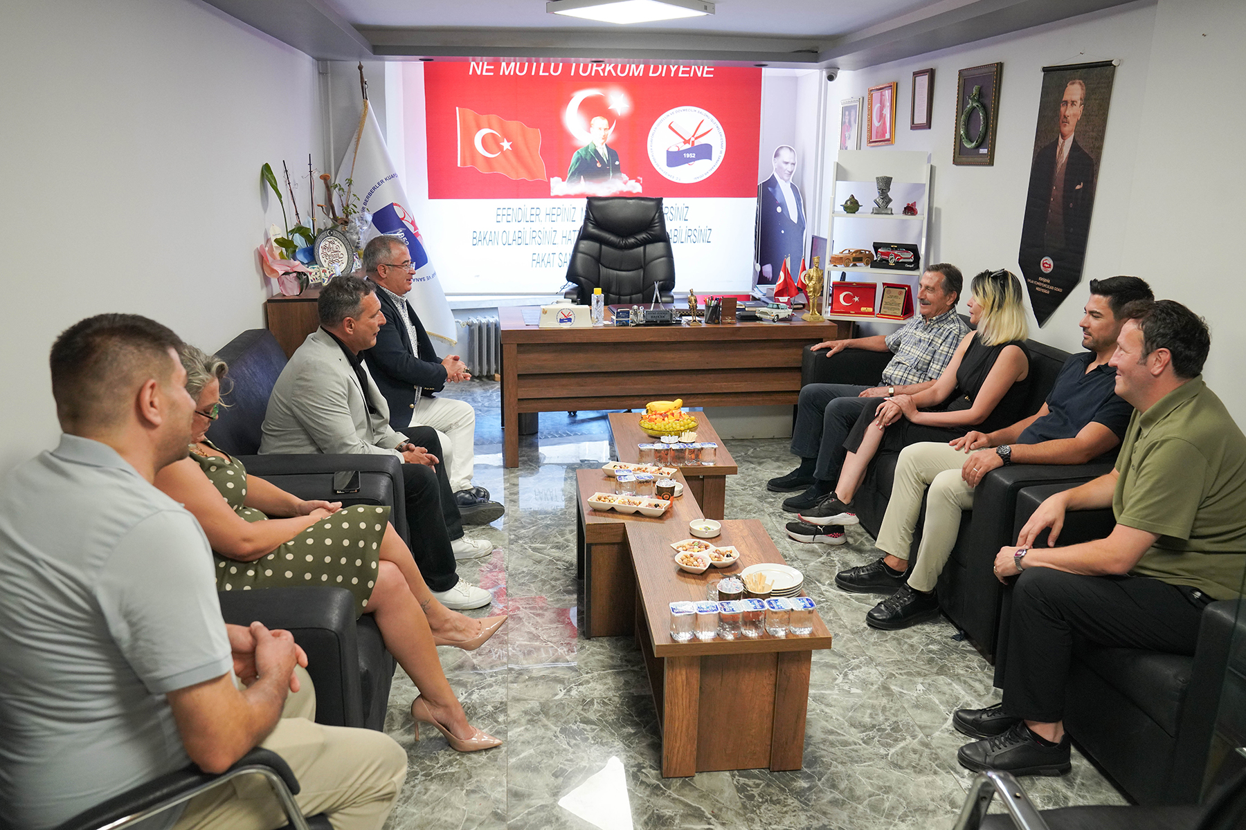 Başkan Ataç Berberler ve Kuaförler Odasını Ziyaret Etti (3) Başkan Ataç Berberler ve Kuaförler Odasını Ziyaret Etti (3)