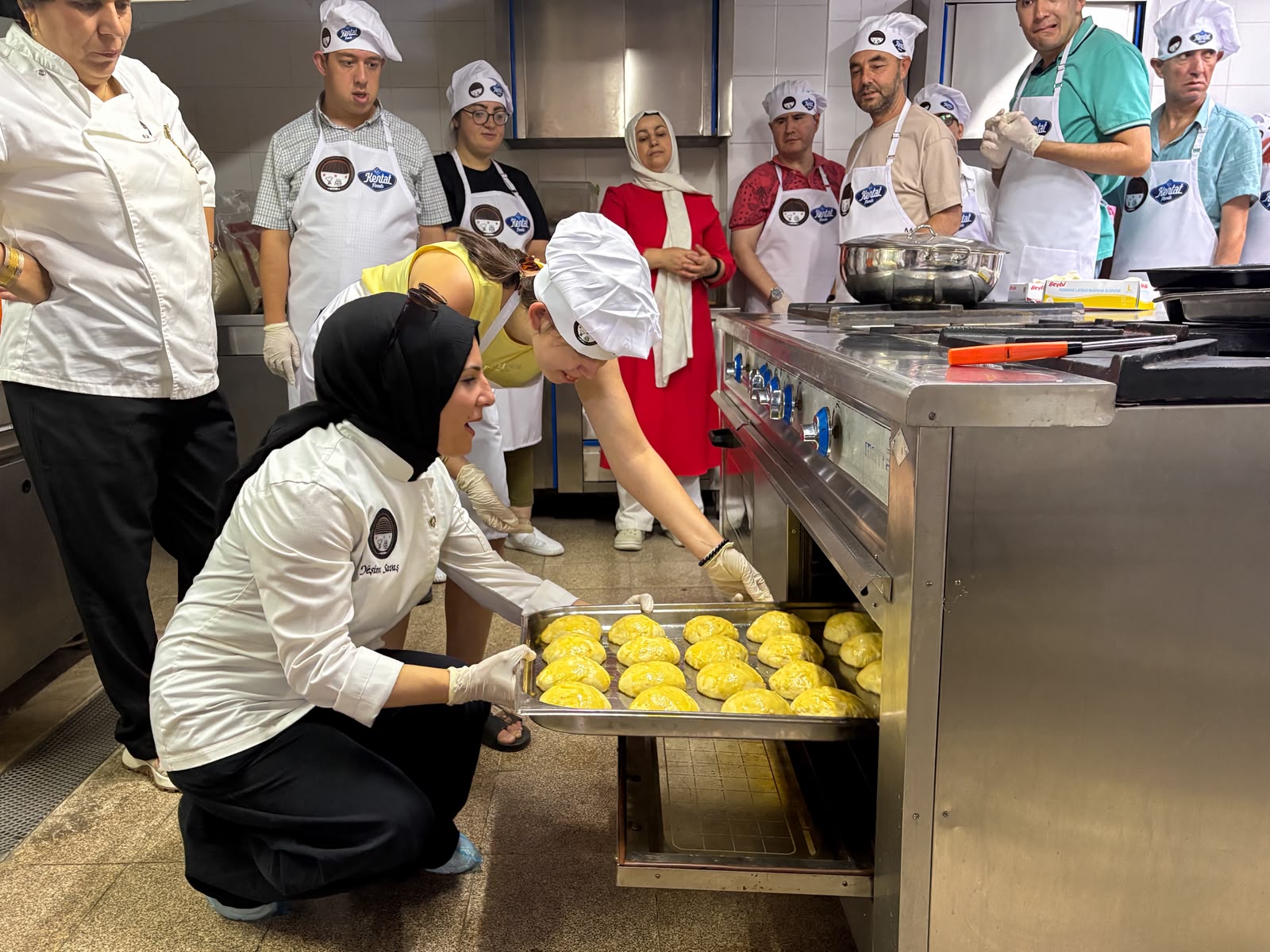 Engelsiz Yaşam Merkezinde Özel Bireyler Burger Atölyesinde Buluştu (3) Engelsiz Yaşam Merkezinde Özel Bireyler Burger Atölyesinde Buluştu (3)