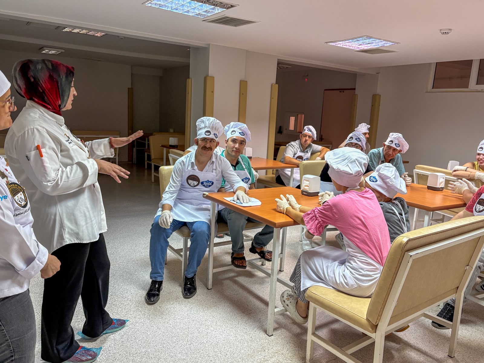 Engelsiz Yaşam Merkezinde Özel Bireyler Burger Atölyesinde Buluştu (1) Engelsiz Yaşam Merkezinde Özel Bireyler Burger Atölyesinde Buluştu (1)