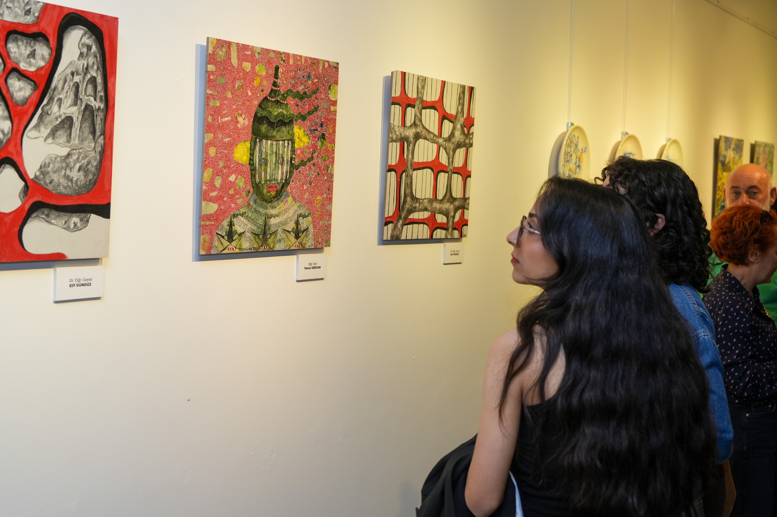 “Fırçanın Sırdaki İzi” Sempozyumu Sanat Sokağı’nda Sergiyle Taçlandı (2) “Fırçanın Sırdaki İzi” Sempozyumu Sanat Sokağı’nda Sergiyle Taçlandı (2)