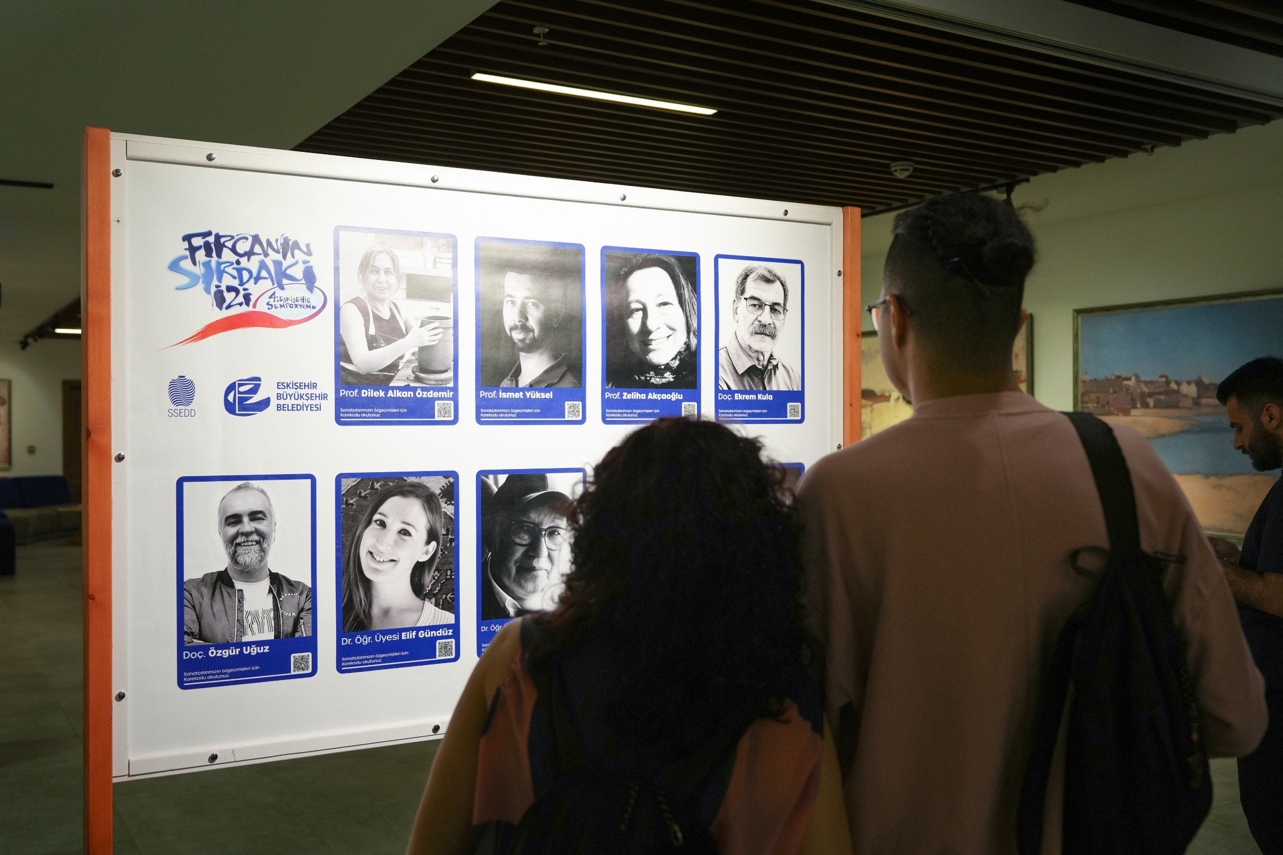 “Fırçanın Sırdaki İzi” Sempozyumu Sanat Sokağı’nda Sergiyle Taçlandı (1) “Fırçanın Sırdaki İzi” Sempozyumu Sanat Sokağı’nda Sergiyle Taçlandı (1)