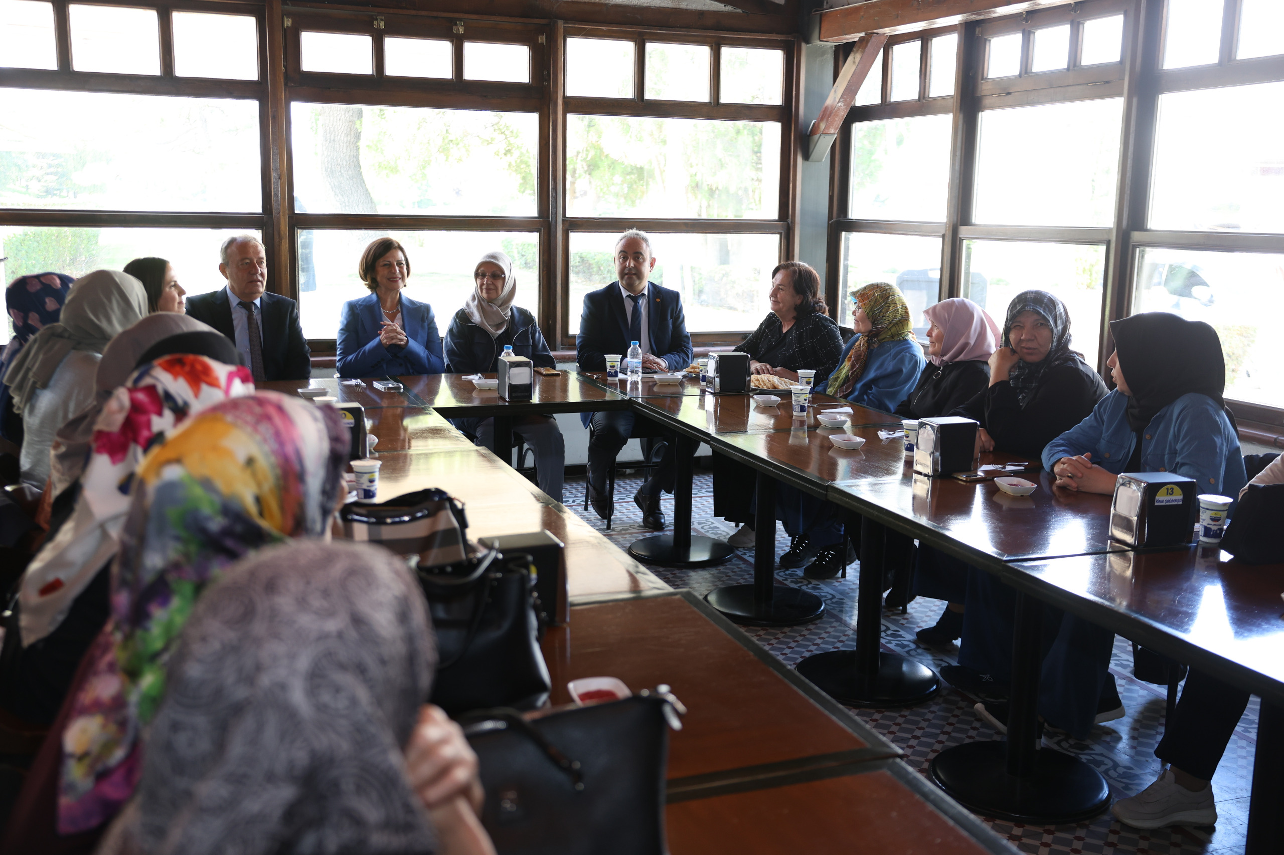 Başkan Ayşe Ünlüce Alpu Sakarıkaracaörenli Kadınları Ağırladı (3) Başkan Ayşe Ünlüce Alpu Sakarıkaracaörenli Kadınları Ağırladı (3)