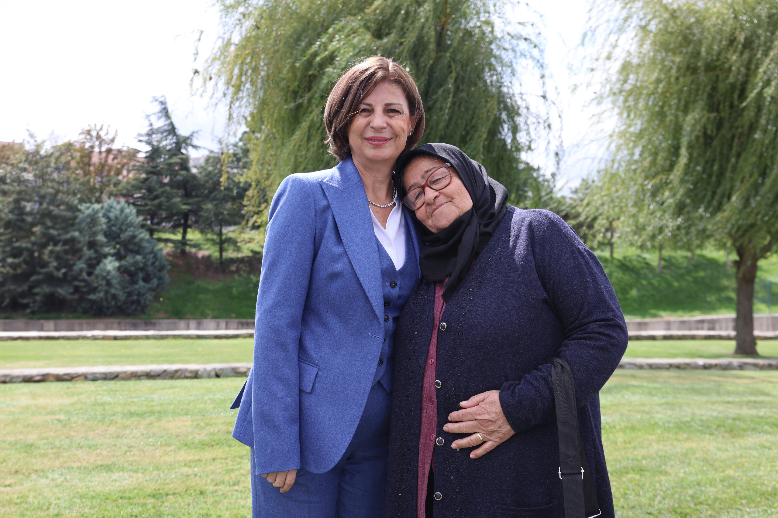 Başkan Ayşe Ünlüce Alpu Sakarıkaracaörenli Kadınları Ağırladı (1) Başkan Ayşe Ünlüce Alpu Sakarıkaracaörenli Kadınları Ağırladı (1)