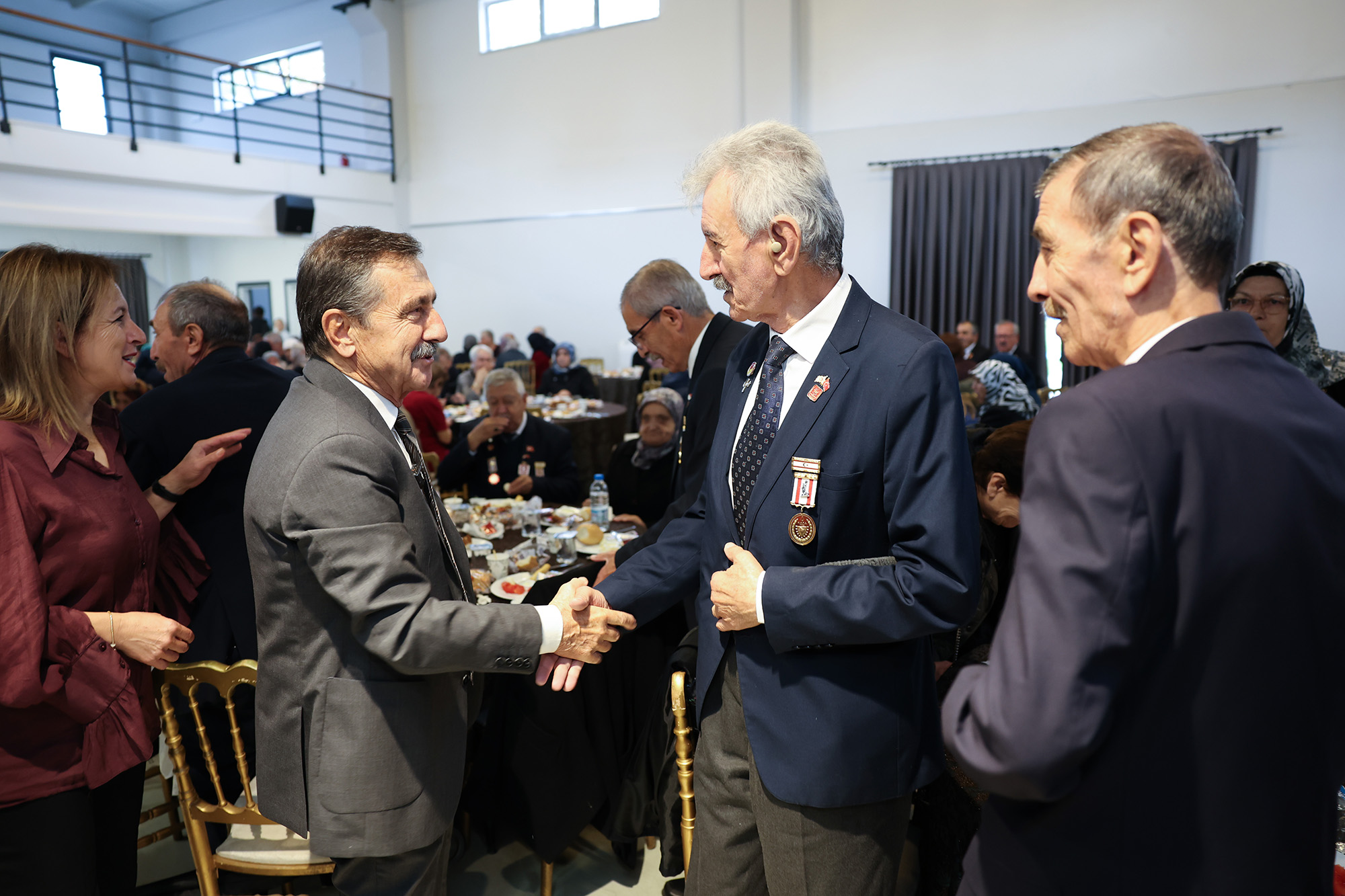Tepebaşı Belediye Başkanı Ahmet Ataç Gazi ve Şehit Yakınlarıyla Aynı Sofrada Buluştu (1) Tepebaşı Belediye Başkanı Ahmet Ataç Gazi ve Şehit Yakınlarıyla Aynı Sofrada Buluştu (1)