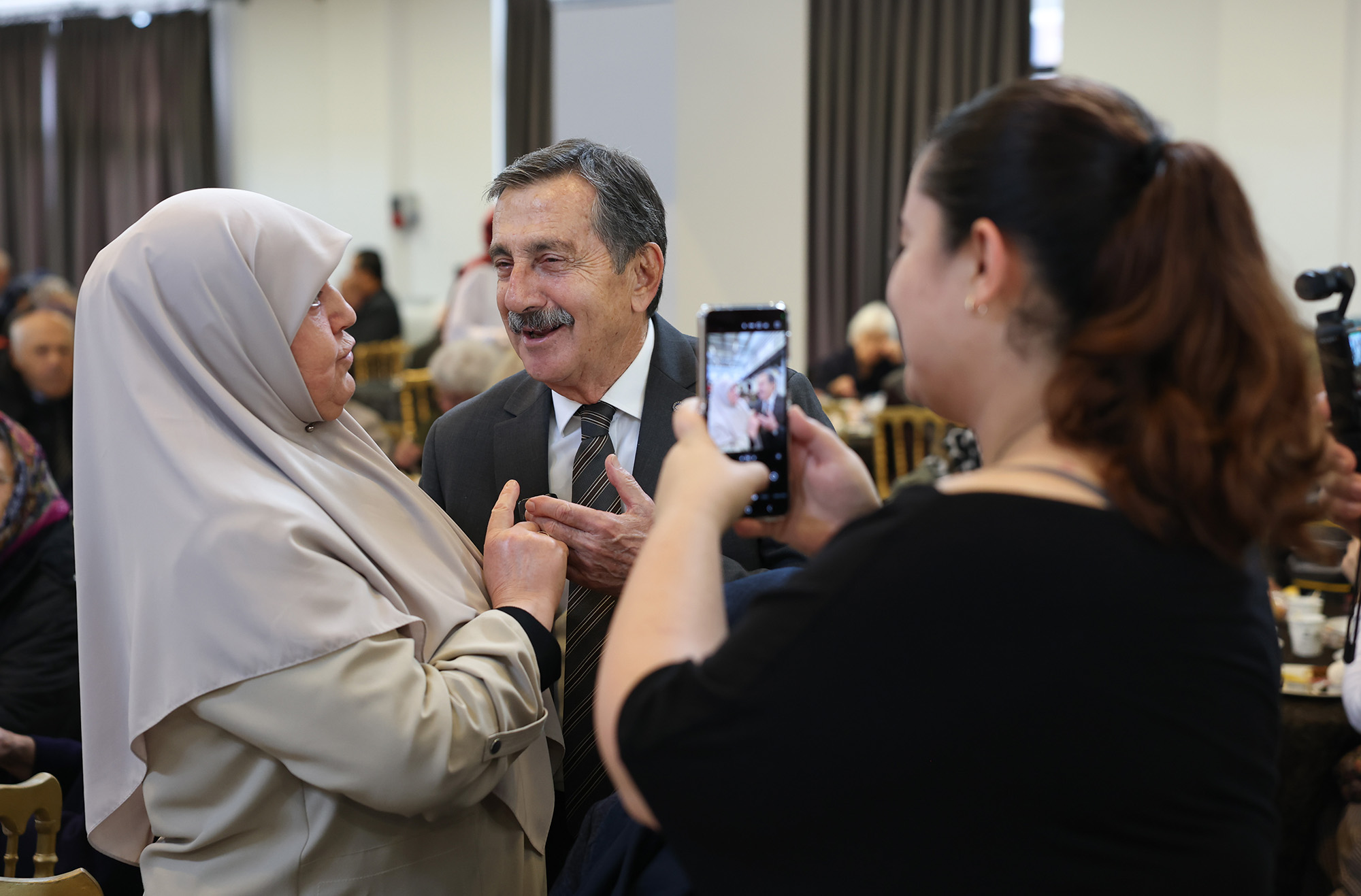Tepebaşı Belediye Başkanı Ahmet Ataç Gazi ve Şehit Yakınlarıyla Aynı Sofrada Buluştu (2) Tepebaşı Belediye Başkanı Ahmet Ataç Gazi ve Şehit Yakınlarıyla Aynı Sofrada Buluştu (2)